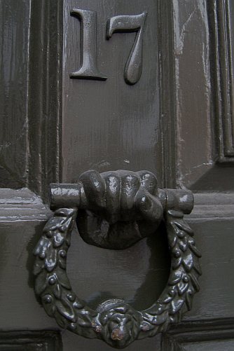 The front door and knocker at Dr Johnson's House, showing the number 17.